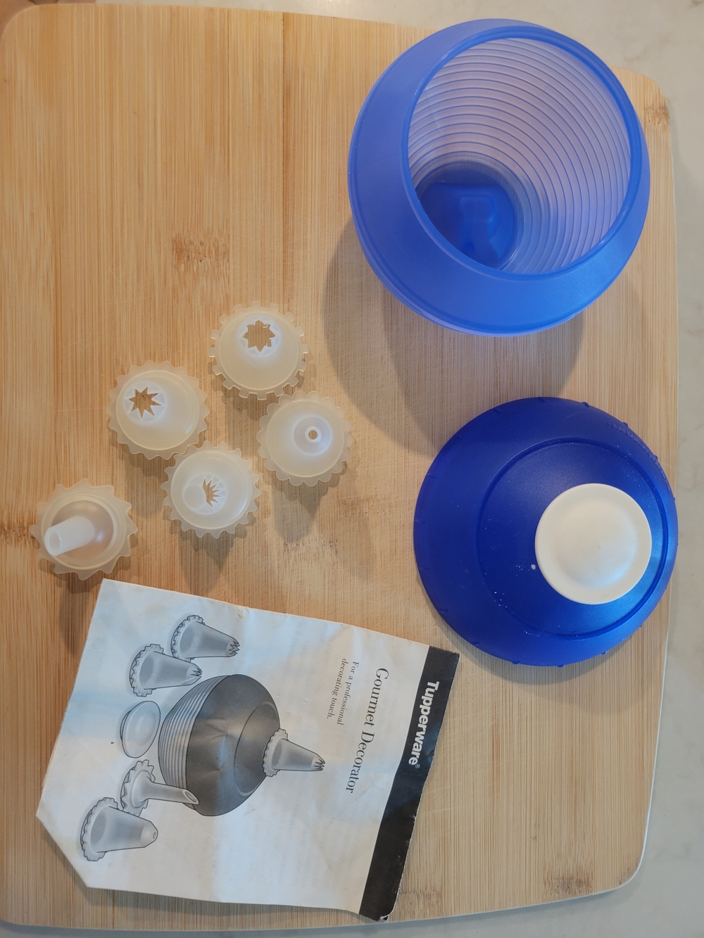 Tupperware Blue Gourmet Decorator with Nozzle Set